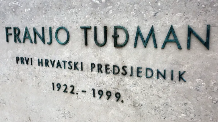 Sa spomenika prvom hrvatskom predsjedniku Franji Tuđmanu uklonjen je grafit srpa i čekića koji je nacrtan tijekom vikenda