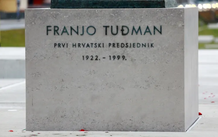Sa spomenika prvom hrvatskom predsjedniku Franji Tuđmanu uklonjen je grafit srpa i čekića koji je nacrtan tijekom vikenda