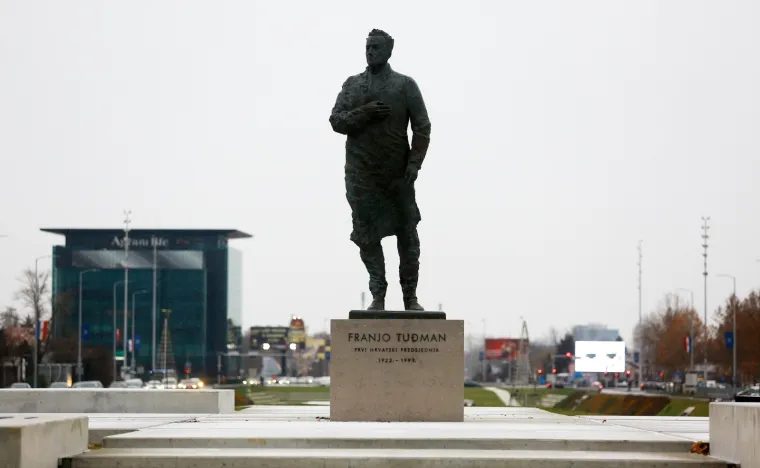 Sa spomenika prvom hrvatskom predsjedniku Franji Tuđmanu uklonjen je grafit srpa i čekića koji je nacrtan tijekom vikenda