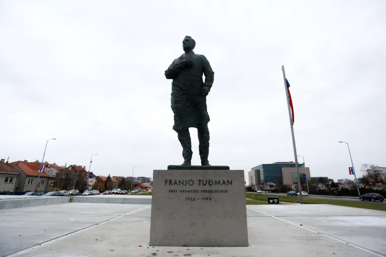 Sa spomenika prvom hrvatskom predsjedniku Franji Tuđmanu uklonjen je grafit srpa i čekića koji je nacrtan tijekom vikenda