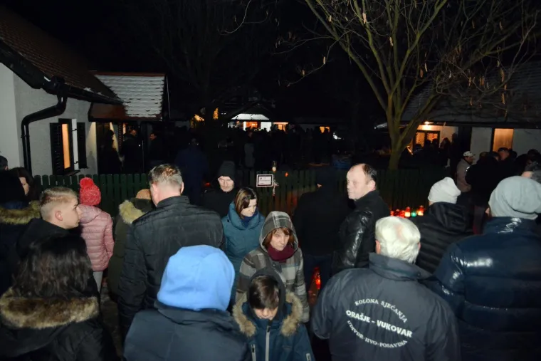 Donja Mahala: Rodbina, prijatelji i brojni mje&scaron;tani dočekali lijes Ive Gregurevića 07.01.2019., Donja Mahala, Bosna i Hercegovina - Rodbina, prijatelji i brojni mjestani docekali su lijes s preminulim glumcem Ivom  Gregurevicem u njegovoj rodnoj kuci u Donjoj Mahali. Photo: Ivica Galovic/PIXSELL