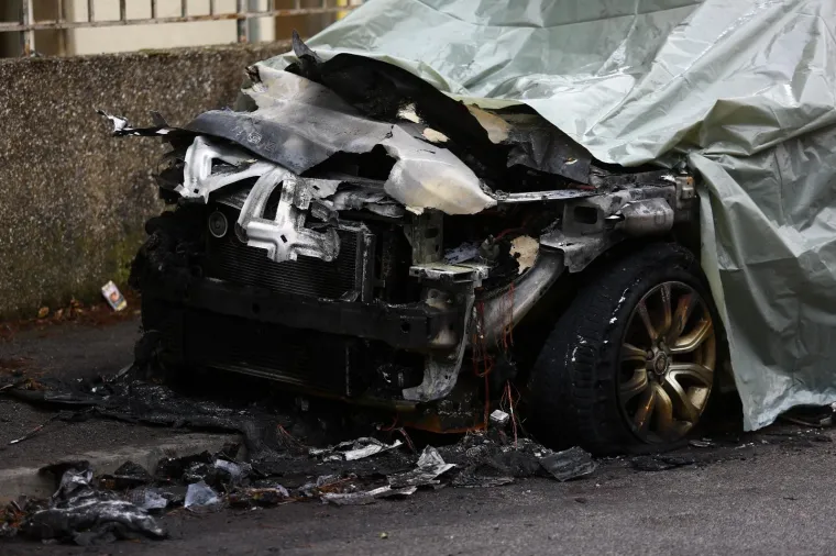Sinoć je u ulici Jagodnjak u Zagrebu izgorio Range Rover. Požar su ugasili vatrogasci, a ujutro je policija obavila očevid i ostavila vozilo prekriveno ceradom. Nema ozlijeđenih.