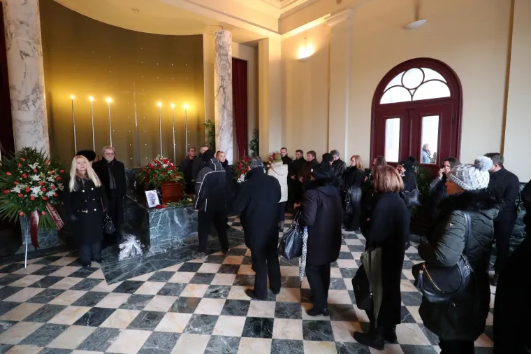 Perica Martinovic, Bozidar Alic, Dragan Despot, Miroslav Skoro i Anja Sovagovic-Despot uz odar.