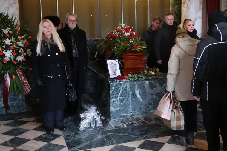 Perica Martinovic, Bozidar Alic, Dragan Despot, Miroslav Skoro i Anja Sovagovic-Despot uz odar.