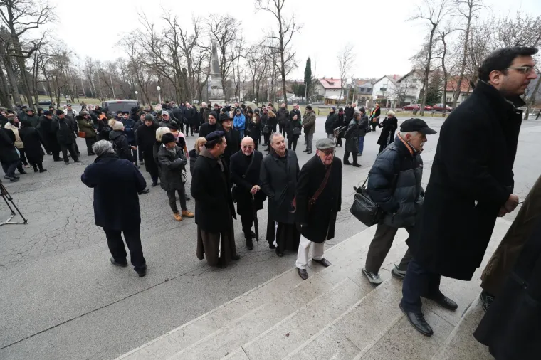 PRIJATELJI I KOLEGE SE OPROSTILI OD IVE GREGUREVIĆA: Glumačkog velikana ispratili ga na zagrebačkom Mirogoju