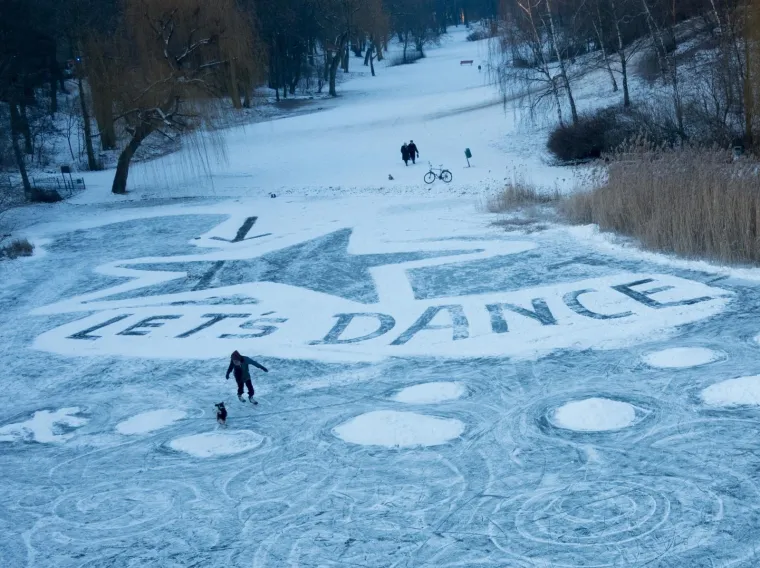 Berlin. Zaleđeno jezero posvetili preminuloj legendi Davidu Bowieu