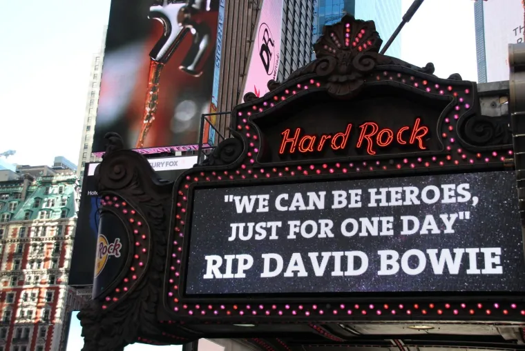 New York: Obožavatelji se opraštaju od legendarnog Davida Bowieja
