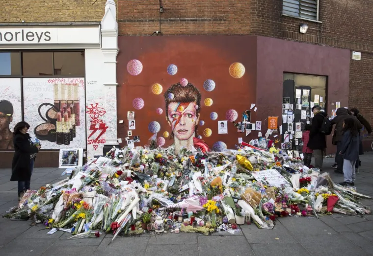 London: Građani ostavljaju poruke i cvijeće za Davida Bowiea