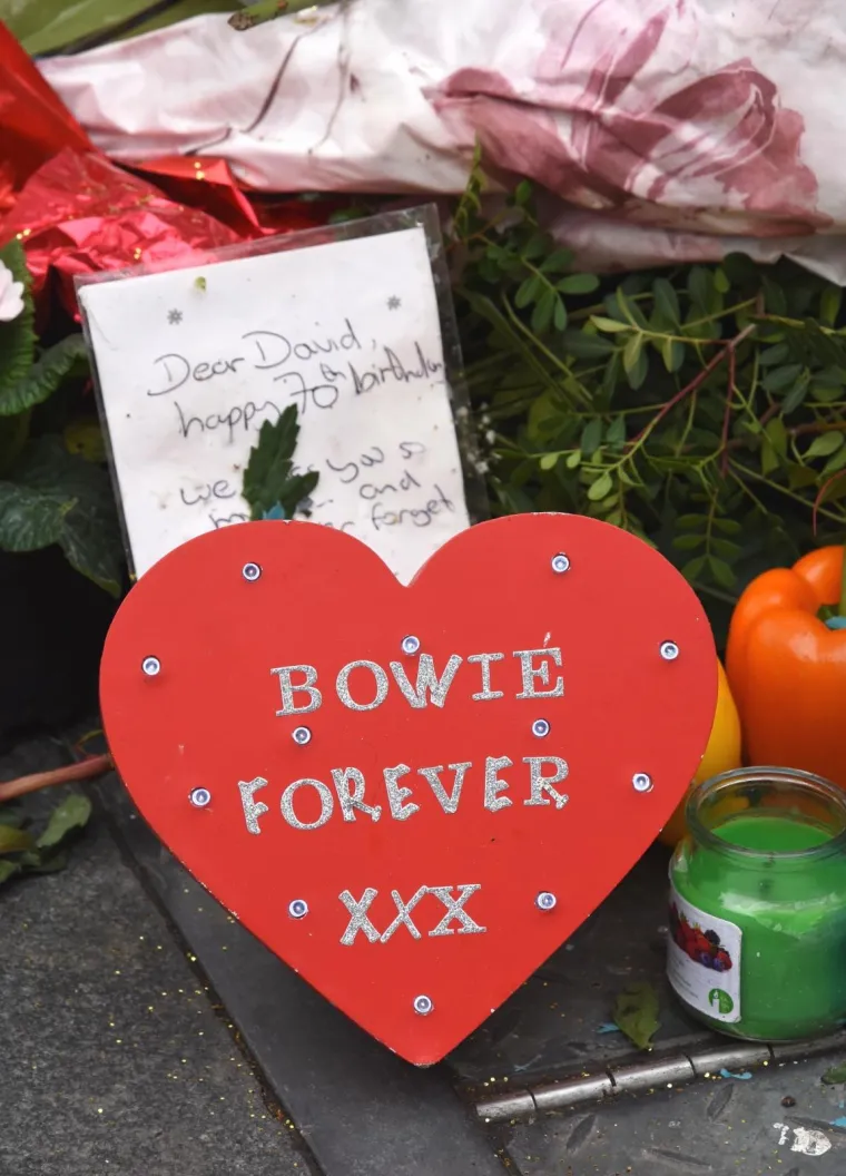 London: Građani ostavljaju poruke i cvijeće za Davida Bowiea