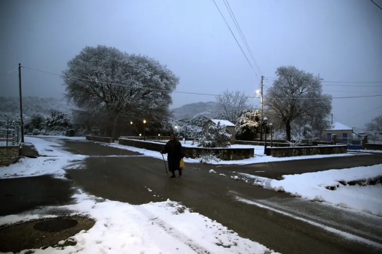 Povijesni prizori u Grčkoj: Temperature rekordno niske, a spomenici pod snijegom!