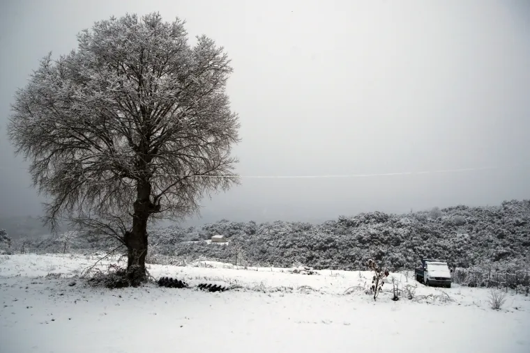 Povijesni prizori u Grčkoj: Temperature rekordno niske, a spomenici pod snijegom!