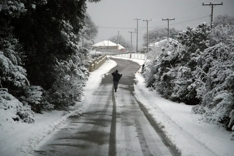 Povijesni prizori u Grčkoj: Temperature rekordno niske, a spomenici pod snijegom!