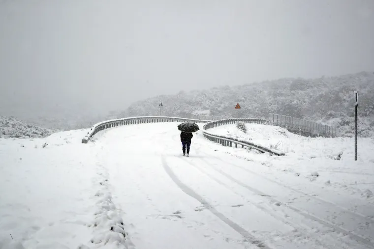 Povijesni prizori u Grčkoj: Temperature rekordno niske, a spomenici pod snijegom!