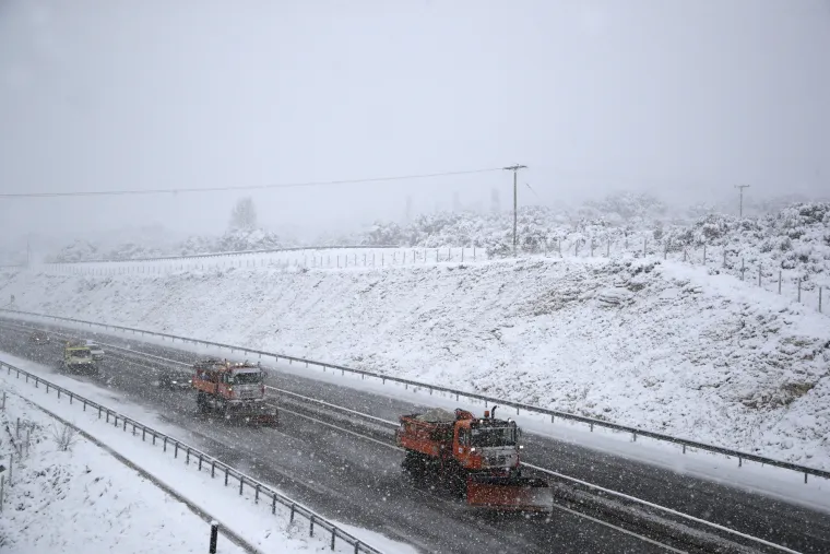 Povijesni prizori u Grčkoj: Temperature rekordno niske, a spomenici pod snijegom!