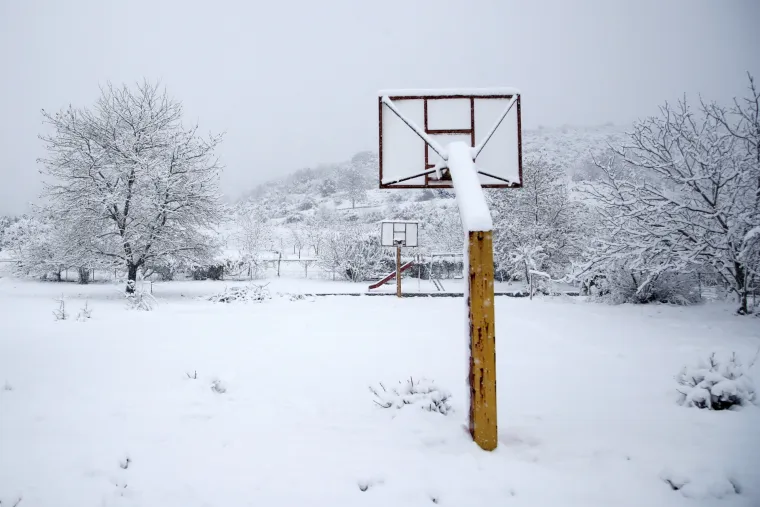 Povijesni prizori u Grčkoj: Temperature rekordno niske, a spomenici pod snijegom!