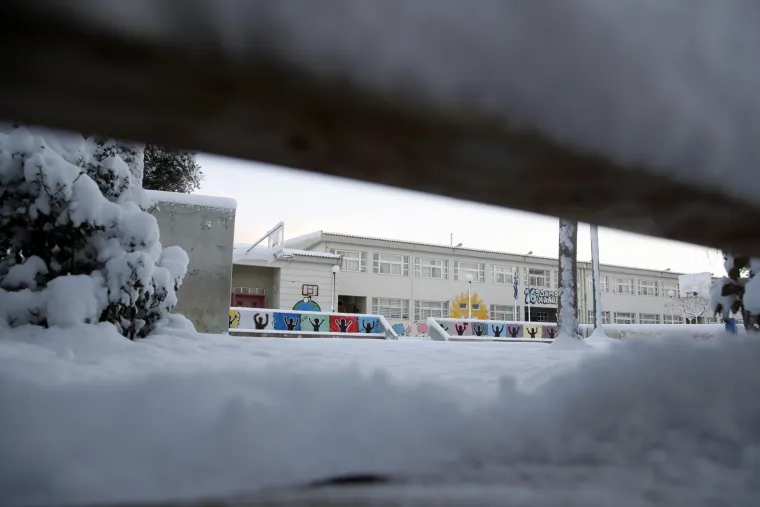 Povijesni prizori u Grčkoj: Temperature rekordno niske, a spomenici pod snijegom!
