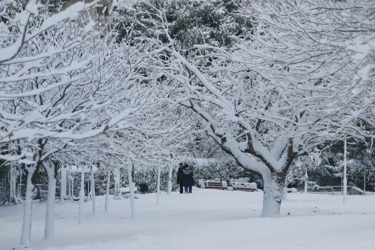 Povijesni prizori u Grčkoj: Temperature rekordno niske, a spomenici pod snijegom!