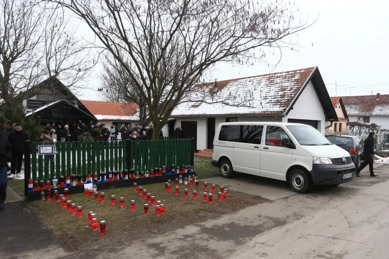 Donja Mahala, BiH - Obitelj, prijatelji, mjestani i stovatelji oprastaju se od velikog glumca Ive Gregurevica koji je u utorak pokopan na mjesnom groblju Karaula.