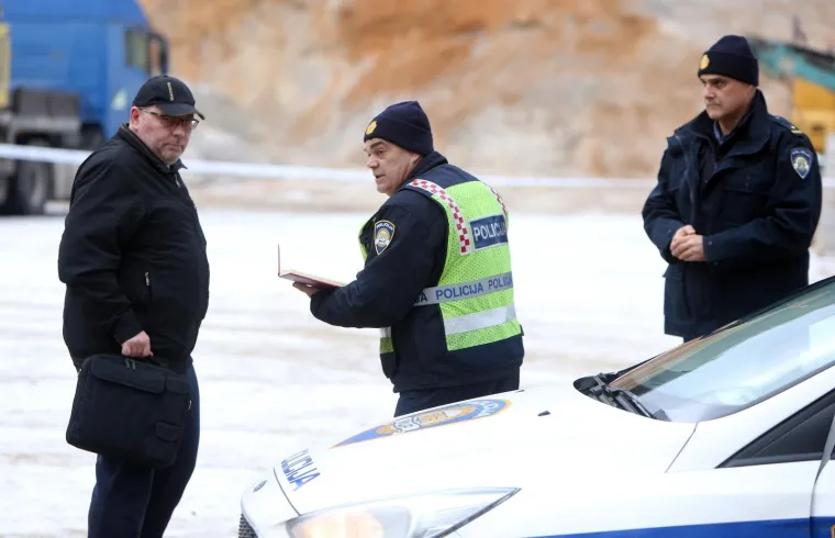 08.01.2019., Krnjak - Oko 12.05 sati prilikom eksplozije nepoznatog sredstva u kamenolomu u mjestu Trupinjak u opcini Krnjak, smrtno je stradao 55-godisnji muskarac. Policijski ocevid na mjestu tragedije.
Photo: Kristina Stedul Fabac/PIXSELL