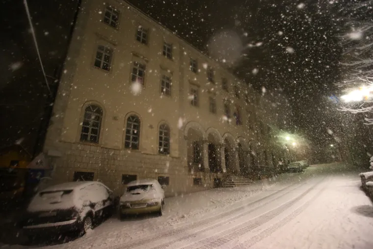 Snijeg zabijelio Dalmaciju, najvi&scaron;e ga ima u Zagori: Pogledajte snježnu idilu iz Sinja
