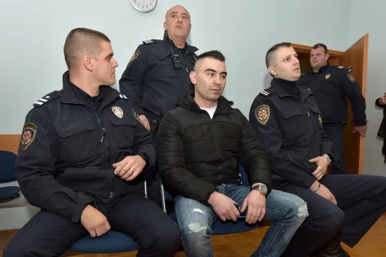 FOTO Daruvarac u pratnji odvjetnika bez riječi u&scaron;ao na zadarski sud