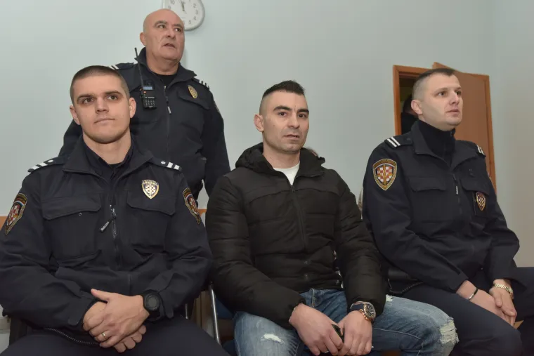 FOTO Daruvarac u pratnji odvjetnika bez riječi u&scaron;ao na zadarski sud
