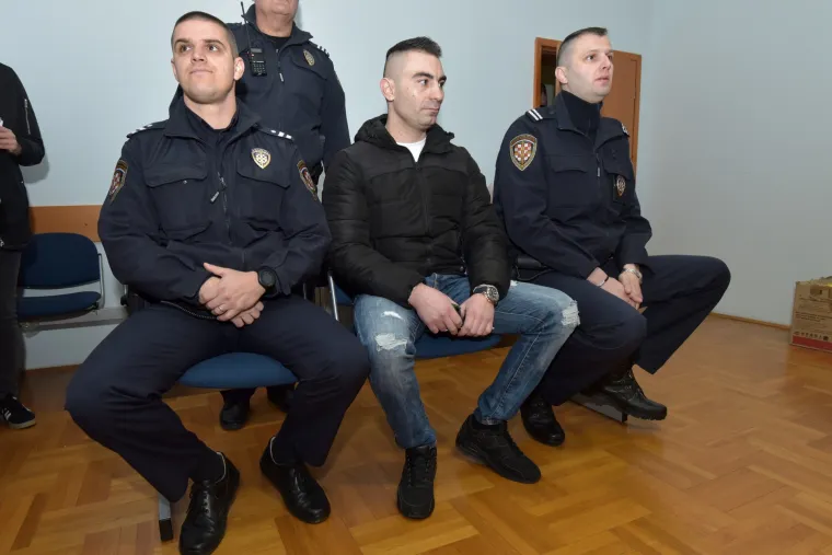 FOTO Daruvarac u pratnji odvjetnika bez riječi u&scaron;ao na zadarski sud