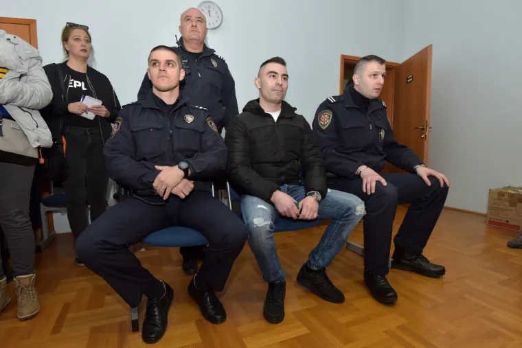 FOTO Daruvarac u pratnji odvjetnika bez riječi u&scaron;ao na zadarski sud