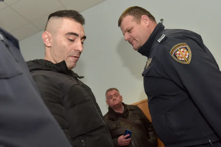 FOTO Daruvarac u pratnji odvjetnika bez riječi u&scaron;ao na zadarski sud