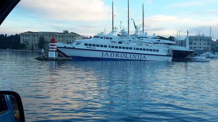 Otkazale mu komande? Katamaran prilikom uplovljavanja udario u lukobran u zadarskoj luci