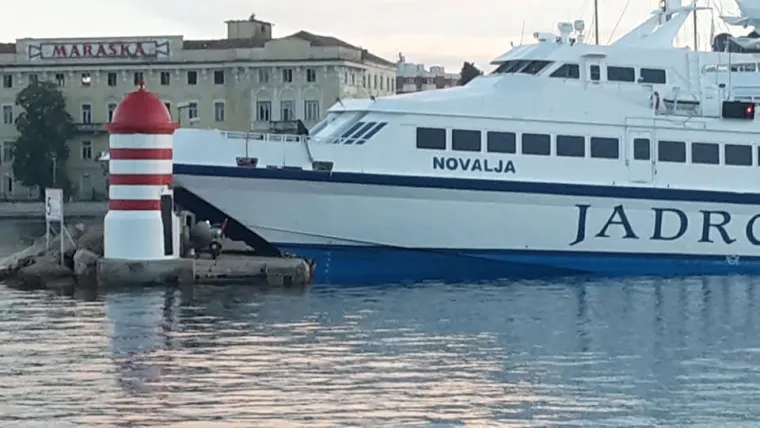 Otkazale mu komande? Katamaran prilikom uplovljavanja udario u lukobran u zadarskoj luci