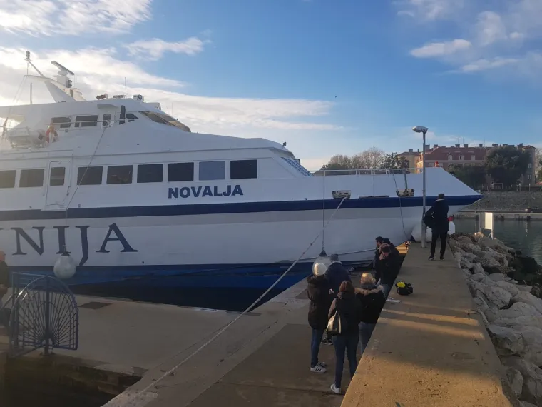Otkazale mu komande? Katamaran prilikom uplovljavanja udario u lukobran u zadarskoj luci