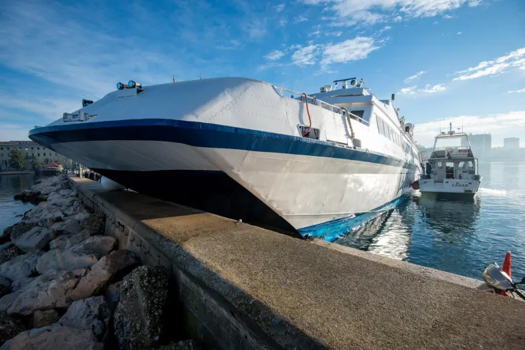 Otkazale mu komande? Katamaran prilikom uplovljavanja udario u lukobran u zadarskoj luci