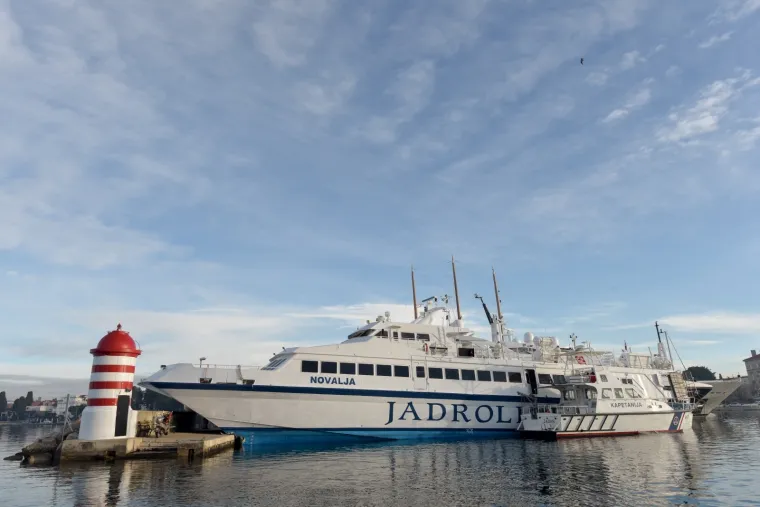 Otkazale mu komande? Katamaran prilikom uplovljavanja udario u lukobran u zadarskoj luci