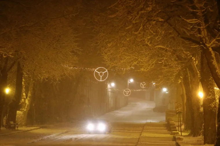 Sinj - Gusti snijeg koji je zabijelio Dalmatinsku zagoru pada i u Sinju. Photo: Ivo Cagalj/PIXSELL
