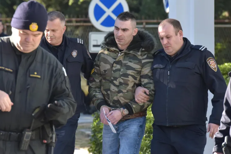 Darko Kovačević Daruvarac progla&scaron;en je krivim jer je pretukao i te&scaron;ko ozlijedio 18-godi&scaron;nju djevojku. Nepravomoćno je osuđen na pet godina zatvora. Za nano&scaron;enje te&scaron;kih tjelesnih ozljeda biv&scaron;oj djevojci dobio je 4,6 godina, a za prijetnje 10 mjeseci. Ukupno mu je kazna objedinjena na pet godina bezuvjetnog zatvora.