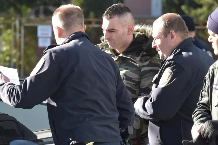 Darko Kovačević Daruvarac progla&scaron;en je krivim jer je pretukao i te&scaron;ko ozlijedio 18-godi&scaron;nju djevojku. Nepravomoćno je osuđen na pet godina zatvora. Za nano&scaron;enje te&scaron;kih tjelesnih ozljeda biv&scaron;oj djevojci dobio je 4,6 godina, a za prijetnje 10 mjeseci. Ukupno mu je kazna objedinjena na pet godina bezuvjetnog zatvora.