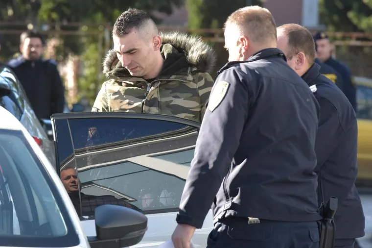 Darko Kovačević Daruvarac progla&scaron;en je krivim jer je pretukao i te&scaron;ko ozlijedio 18-godi&scaron;nju djevojku. Nepravomoćno je osuđen na pet godina zatvora. Za nano&scaron;enje te&scaron;kih tjelesnih ozljeda biv&scaron;oj djevojci dobio je 4,6 godina, a za prijetnje 10 mjeseci. Ukupno mu je kazna objedinjena na pet godina bezuvjetnog zatvora.