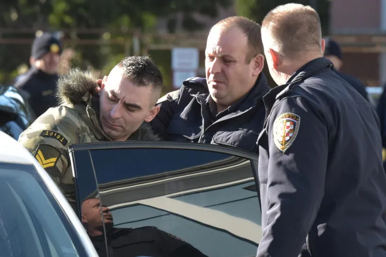 Darko Kovačević Daruvarac progla&scaron;en je krivim jer je pretukao i te&scaron;ko ozlijedio 18-godi&scaron;nju djevojku. Nepravomoćno je osuđen na pet godina zatvora. Za nano&scaron;enje te&scaron;kih tjelesnih ozljeda biv&scaron;oj djevojci dobio je 4,6 godina, a za prijetnje 10 mjeseci. Ukupno mu je kazna objedinjena na pet godina bezuvjetnog zatvora.