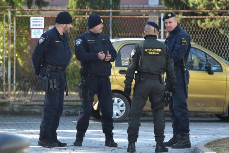 Darko Kovačević Daruvarac progla&scaron;en je krivim jer je pretukao i te&scaron;ko ozlijedio 18-godi&scaron;nju djevojku. Nepravomoćno je osuđen na pet godina zatvora. Za nano&scaron;enje te&scaron;kih tjelesnih ozljeda biv&scaron;oj djevojci dobio je 4,6 godina, a za prijetnje 10 mjeseci. Ukupno mu je kazna objedinjena na pet godina bezuvjetnog zatvora.