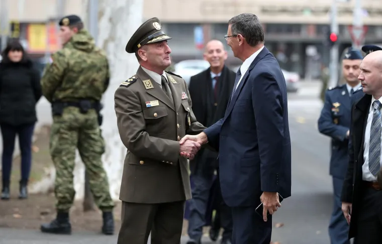 U Ministarstvu obrane u tijeku je sastanak izraelskog izaslanstva na čelu s generalnim direktorom Ministarstva obrane Države Izrael Udijem Adamom s predstavnicima Hrvatske o problemima u projektu nabave izraelskih borbenih aviona F-16 Barak.