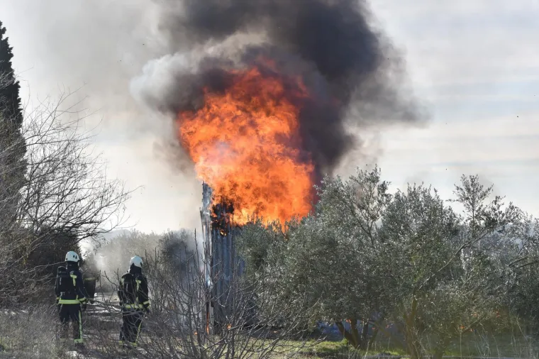 PLAMTEĆA BUKTINJA KOD &Scaron;IBENIKA: U potpunosti izgorio hangar u biv&scaron;oj vojarni, u njemu su se održavali koncerti i partyji