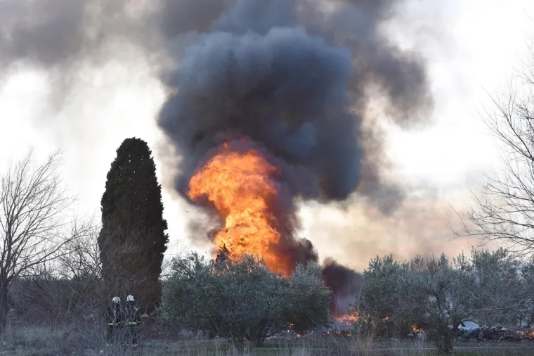 &Scaron;ibenik - U požaru koji je planuo na području biv&scaron;e vojarne Bribirski knezovi izgorio je Hangar - prostor u kojem se održavaju kulturno-zabavne manifestacije, DJ partyji i rock koncerti.