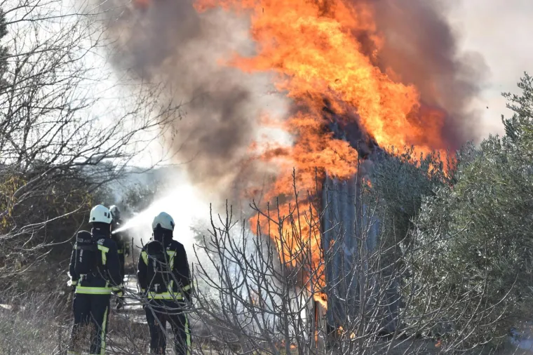 PLAMTEĆA BUKTINJA KOD &Scaron;IBENIKA: U potpunosti izgorio hangar u biv&scaron;oj vojarni, u njemu su se održavali koncerti i partyji