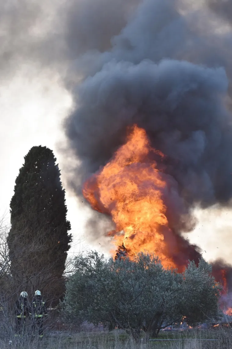 PLAMTEĆA BUKTINJA KOD &Scaron;IBENIKA: U potpunosti izgorio hangar u biv&scaron;oj vojarni, u njemu su se održavali koncerti i partyji