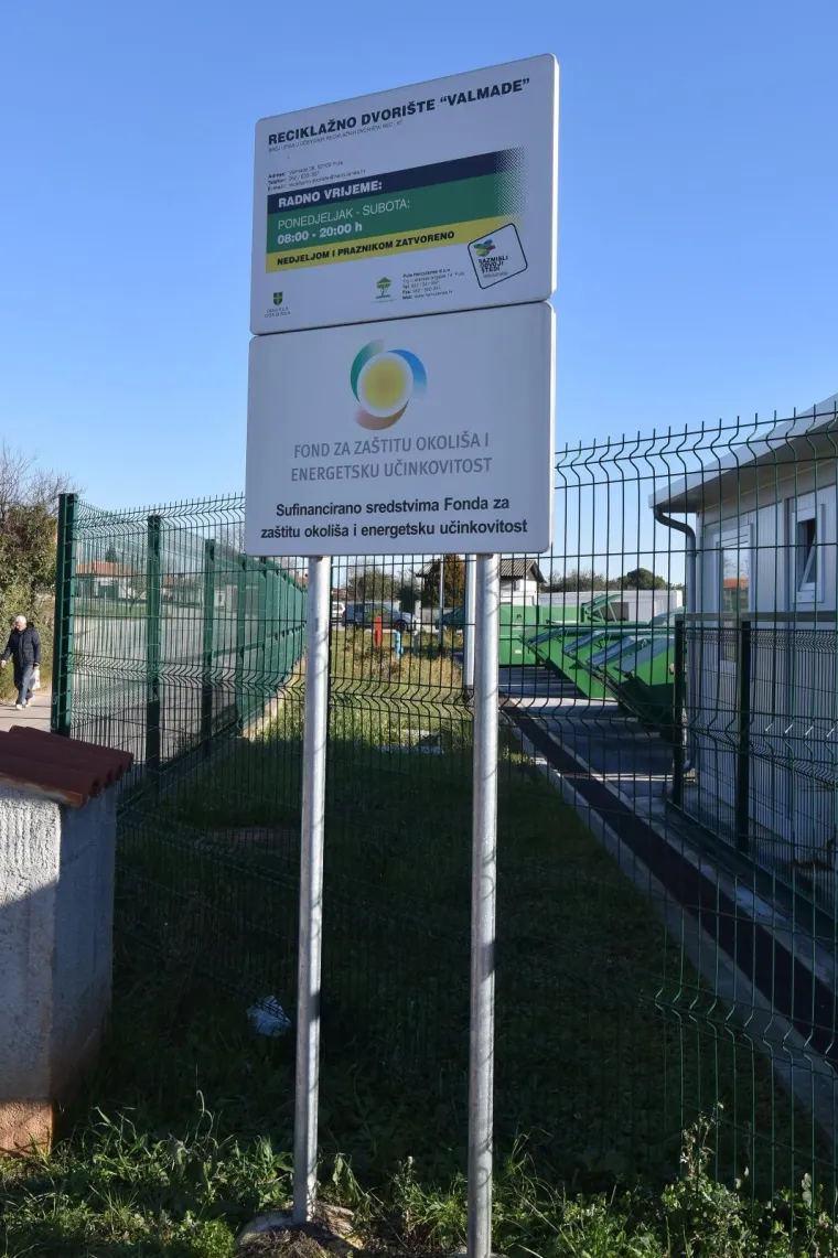 Građanima Pule omogućena besplatna reciklaža božićnih drvaca