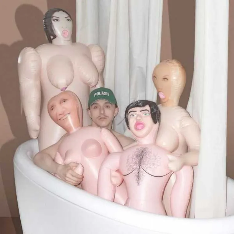 RUSKINJE IMAJU NAJBIZARNIJE POZE NA DRU&Scaron;TVENIM MREŽAMA: Stvarno ne znamo &scaron;to smo drugo očekivali...