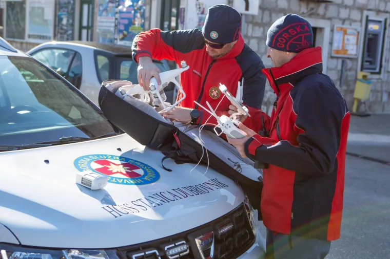 POTRAGA ZA NESTALOM OSOBOM U PLATU I DALJE TRAJE: Policija obavlja očevid u Hidroelektrani Dubrovnik