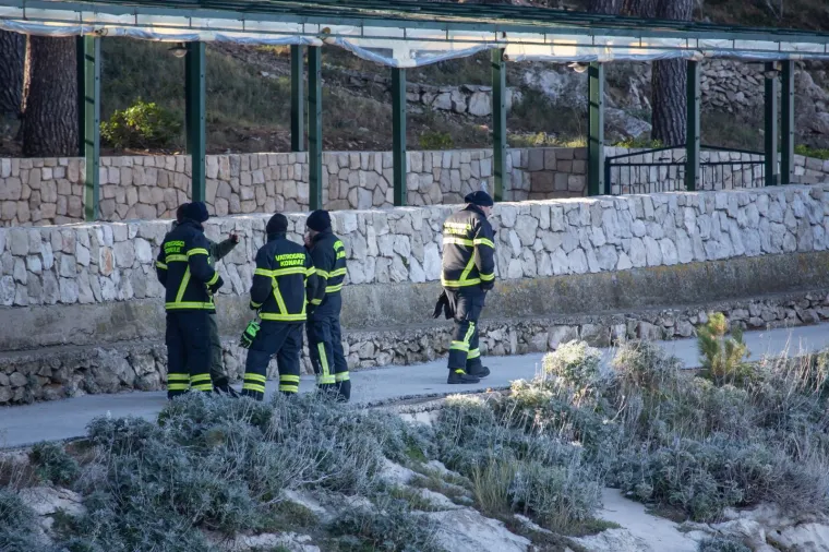 POTRAGA ZA NESTALOM OSOBOM U PLATU I DALJE TRAJE: Policija obavlja očevid u Hidroelektrani Dubrovnik