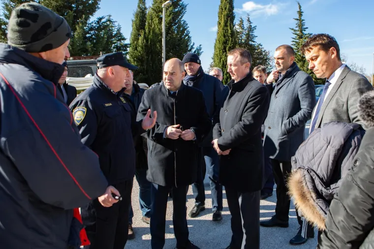 POTRAGA ZA NESTALOM OSOBOM U PLATU I DALJE TRAJE: Policija obavlja očevid u Hidroelektrani Dubrovnik